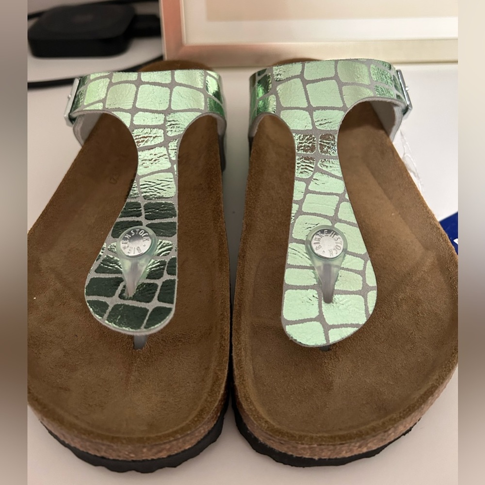 NWT Women’s Gizeh Birkenstock Sandal Size 8, 39